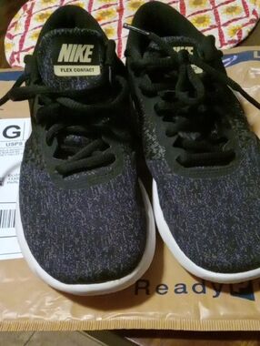 Nike Women Size 6.5 Black Knit Sneakers with White Sole Good Condition